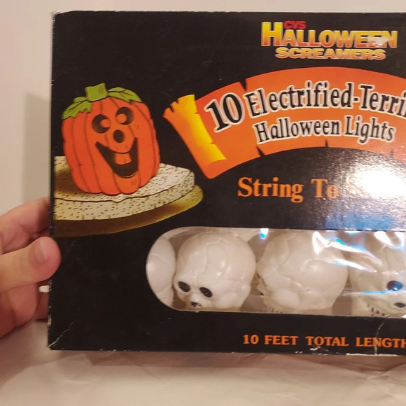 CVS Halloween Screamers Halloween String of Skulls Blow Mold 10 Lights - Picture 2 of 9